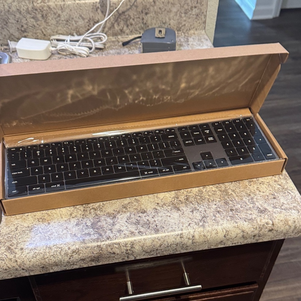 SATECHI Slimx3 Sleek Black Wireless Keyboard for Mac. NIB